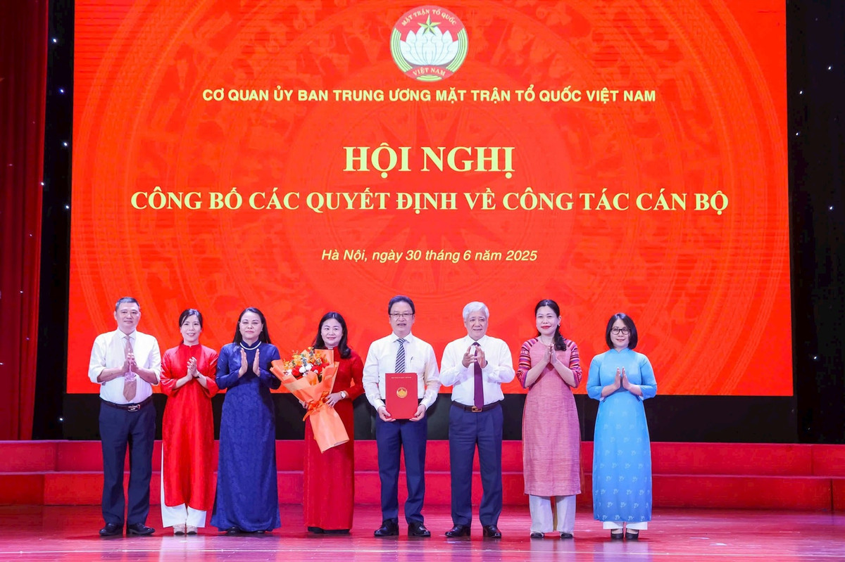 Chủ tịch Đỗ Văn Chiến và Phó Chủ tịch - Tổng Thư ký Nguyễn Thị Thu Hà trao quyết định cho các ban đơn vị. Ảnh: Quang Vinh