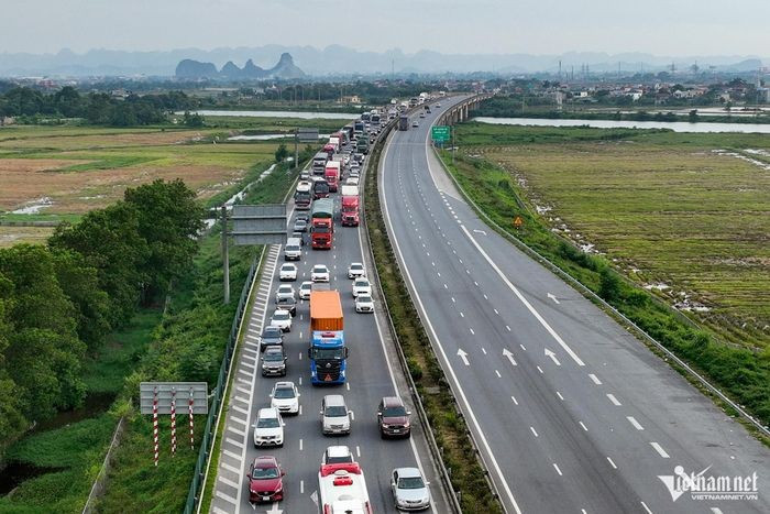 Trên cao tốc Bắc Nam đoạn Cao Bồ Mai Sơn xuất hiện cảnh ùn tắc dài hàng km thường xuyên trong nhiều giờ và nhiều ngày qua.