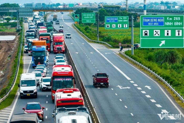 Hàng loạt phương tiện khi di chuyển từ hướng Ninh Bình về Hà Nội bên trạm dừng nghỉ Xuân Khiêm phải đi rất chậm, nhích từng mét.