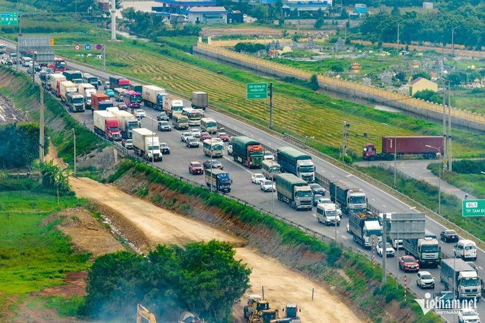 Tại một dải dừng xe khẩn cấp, gần chục chiếc xe container "lánh" vào đỗ lại chờ đợi. Sau một hồi không thấy hết tắc, nhiều tài xế đành nổ máy đi, tiếp tục chen lấn cùng dòng xe bị ùn ứ.