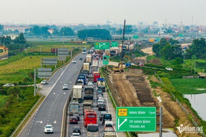 Được biết, nguyên nhân trên là do có nhiều công trường thi công dự án mở rộng cao tốc Cao Bồ - Mai Sơn (đoạn dài 15,2km) đang được triển khai với quy mô nâng từ 4 làn lên 6 làn xe.