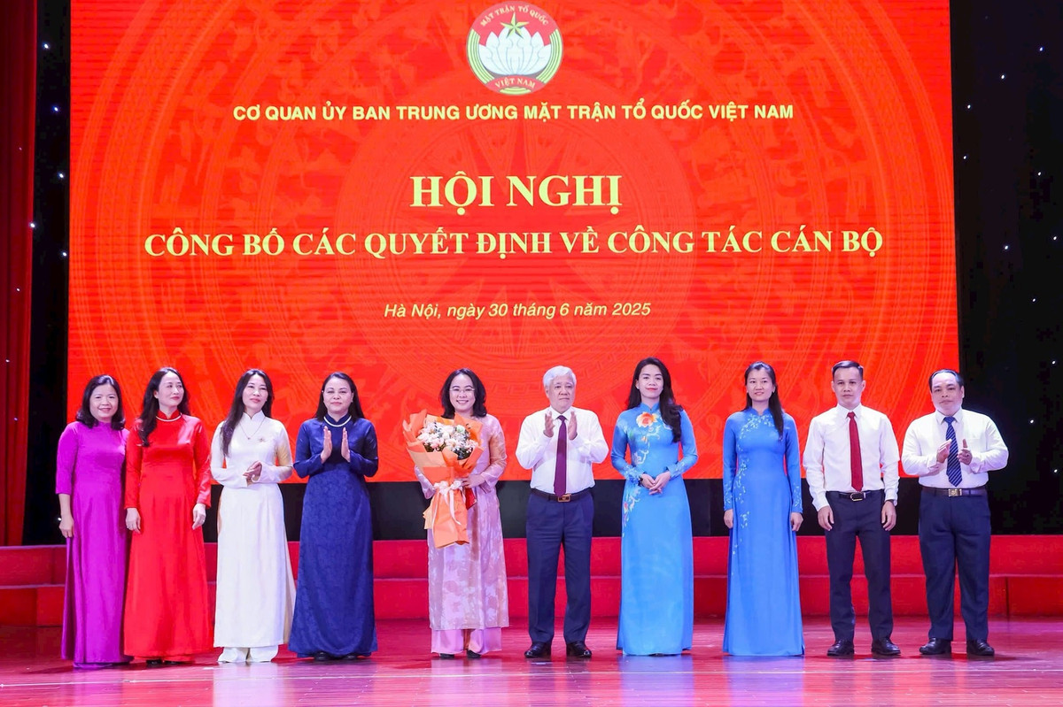 Chủ tịch Đỗ Văn Chiến và Phó Chủ tịch - Tổng Thư ký Nguyễn Thị Thu Hà trao quyết định cho các ban đơn vị. Ảnh: Quang Vinh