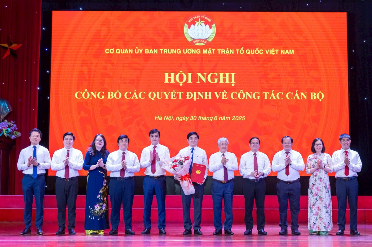 Chủ tịch Đỗ Văn Chiến trao quyết định cho các ban đơn vị. Ảnh: Quang Vinh