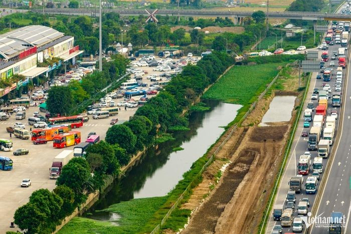 Nhiều xe gặp cảnh này đã "né" rẽ vào trạm dừng nghỉ để chờ hết tắc khiến khu vực này đông nghẹt phương tiện.