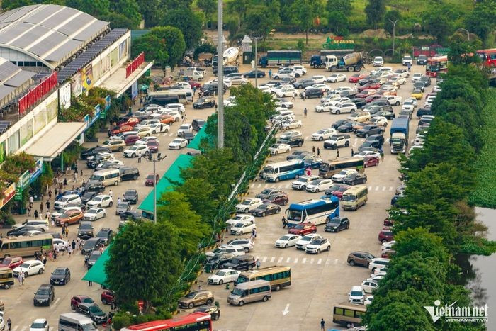 Người bán hàng tại trạm dừng nghỉ Xuân Khiêm cho biết, thỉnh thoảng sân lại được ô tô lấp đầy trong nhiều giờ.