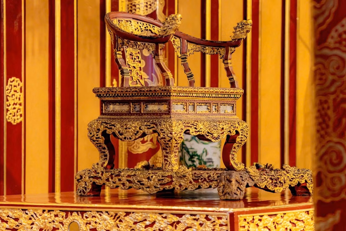 Theo Trung tâm Bảo tồn Di tích Cố đô Huế, ngai vàng (hay ngai vua) triều Nguyễn là hiện vật độc bản mang nhiều giá trị lịch sử, văn hóa. Ảnh: Trung tâm Bảo tồn Di tích Cố đô Huế.