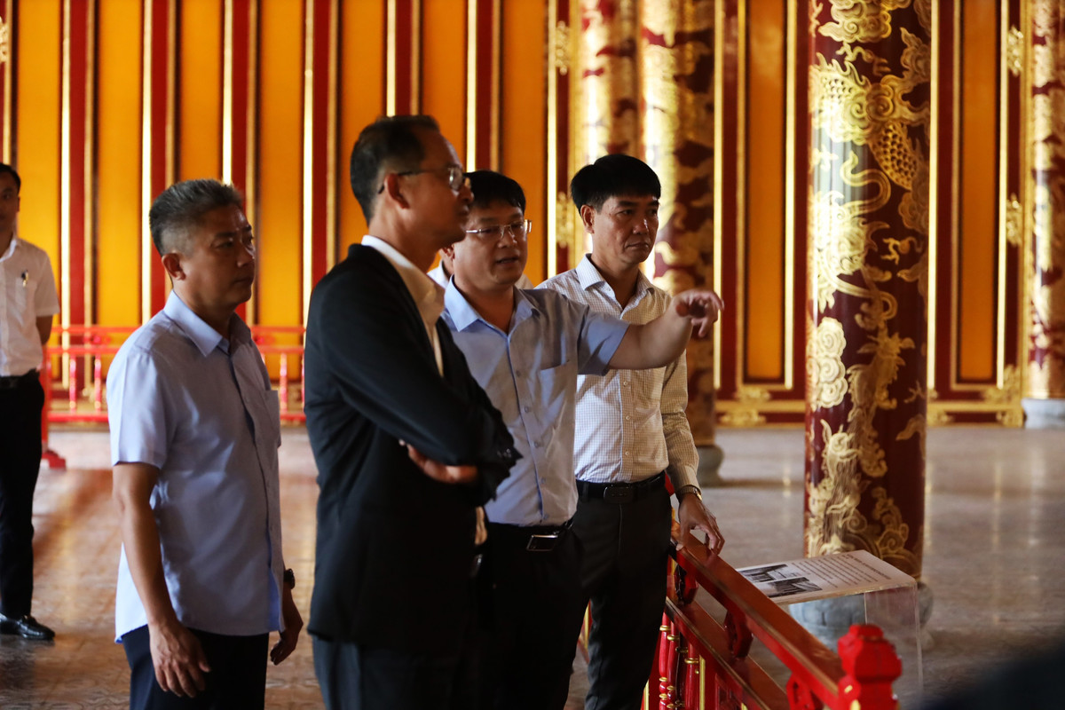Phó Chủ tịch Thường trực UBND TP Huế Nguyễn Thanh Bình (người chỉ tay) kiểm tra thực tế công tác bảo quản các hiện vật cấp quốc gia tại điện Thái Hòa, ngày 26/5. Ảnh: Đan Châu.