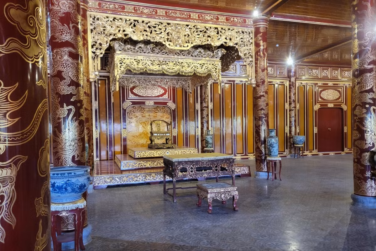 Ngai vàng triều Nguyễn thời điểm 1 tiếng trước khi bị phá hoại hôm 24/5. Ảnh: Lô Tiến Biểu.