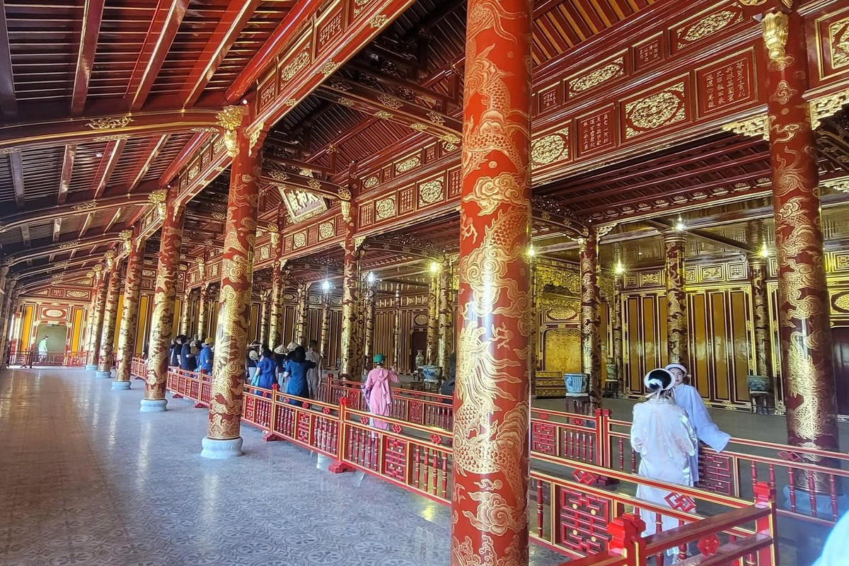 Du khách xếp hàng tham quan ngai vàng triều Nguyễn trưa 24/5, trước khi sự cố xảy ra. Ảnh: Lô Tiến Biểu.