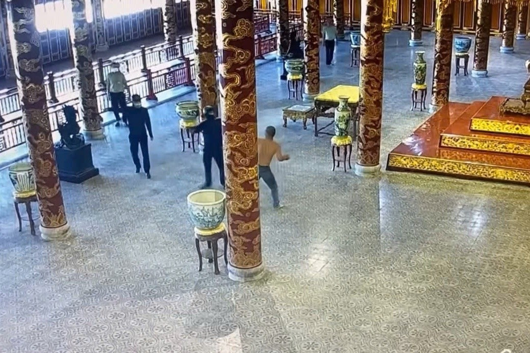 Hình ảnh lực lượng bảo vệ di tích trấn áp người đàn ông đập gãy ngai vàng trong điện Thái Hòa. Ảnh: Trung tâm Bảo tồn Di tích Cố đô Huế.