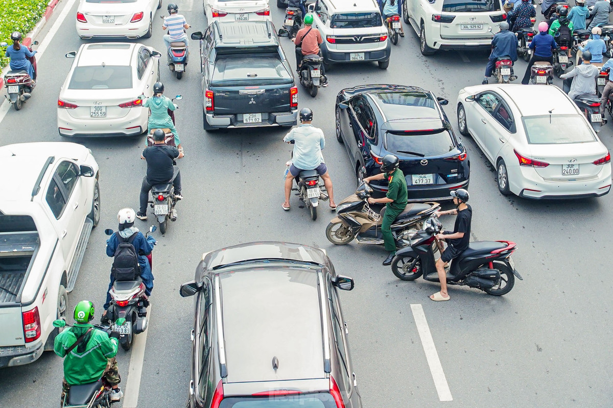 Các phương tiện xe máy lách qua các khu vực không gian nhỏ giữa các làn ô tô.