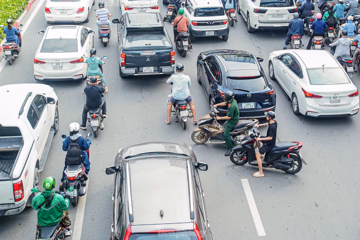 Các phương tiện xe máy lách qua các khu vực không gian nhỏ giữa các làn ô tô.