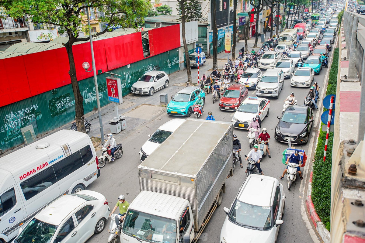 Đoạn dưới chân cầu vượt qua nút giao Trần Duy Hưng - Láng thường xuyên diễn ra ùn tắc kéo dài.