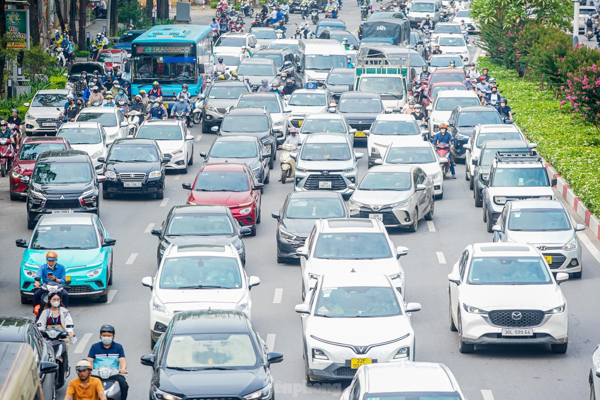 Ô tô phủ dày đặc cả 5 làn xe, thậm chí dàn hàng 6-7 trên đường.