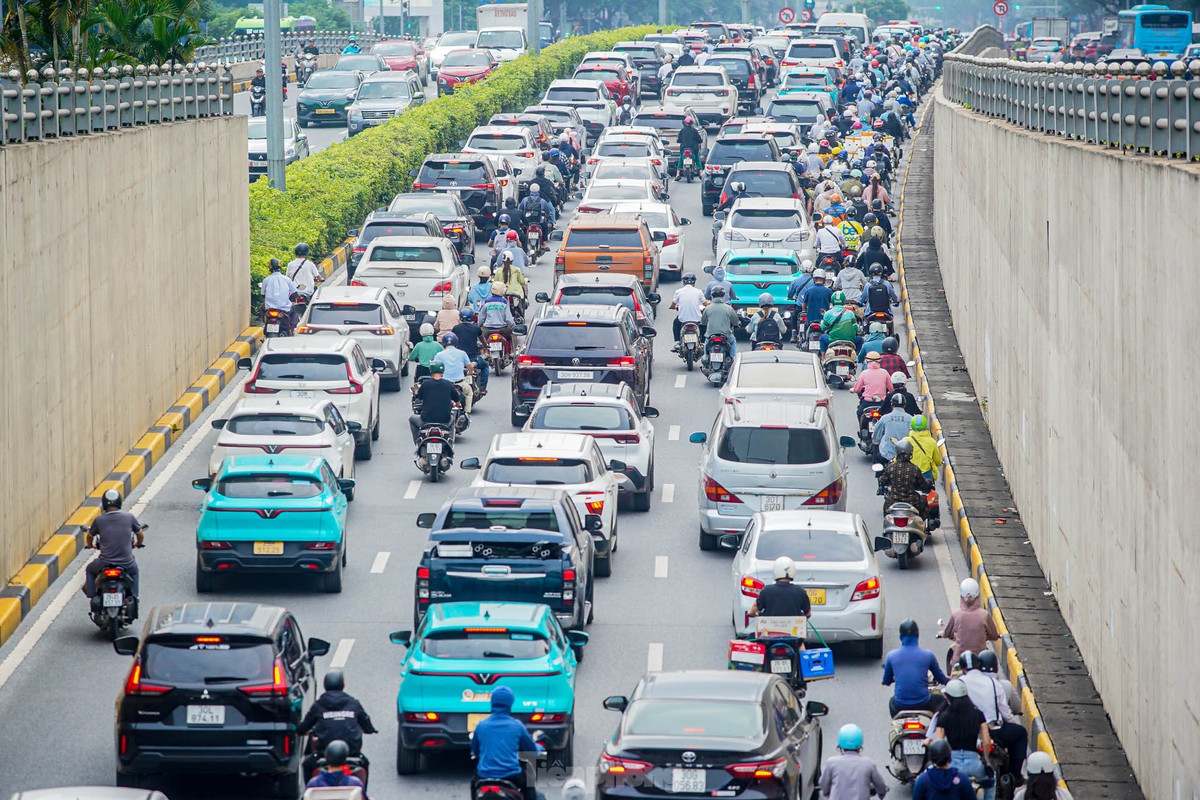 Ghi nhận của PV, tuy tuyến đường rộng 10 làn xe nhưng lại "gánh" lưu lượng phương tiện lớn, thường xuyên xảy ra tình trạng ùn tắc kéo dài tại các điểm từ hầm cầu vượt Trần Duy Hưng - Đại lộ Thăng Long đến nút giao Nguyễn Chí Thanh - La Thành.