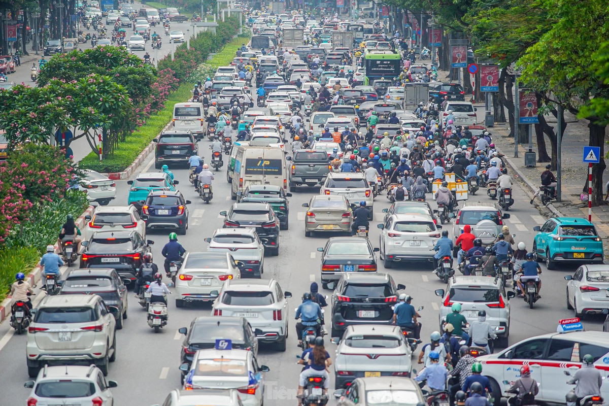 Ô tô xuất hiện dày đặc cả 5 làn đường trên phố Trần Duy Hưng hướng về nội đô.