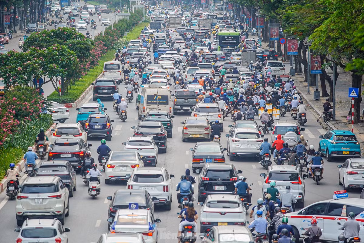 Ô tô xuất hiện dày đặc cả 5 làn đường trên phố Trần Duy Hưng hướng về nội đô.