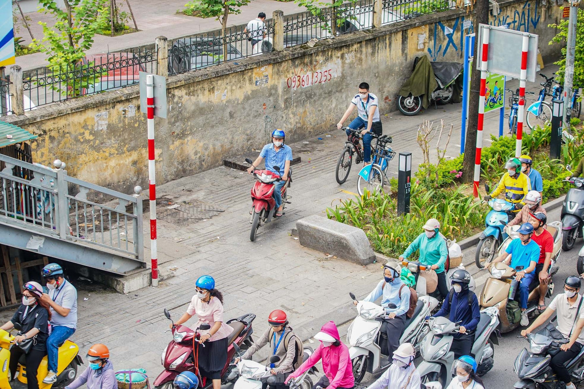 Nhiều phương tiện xe máy leo lên vỉa hè tìm lối thoát, bất chấp mức phạt cao.