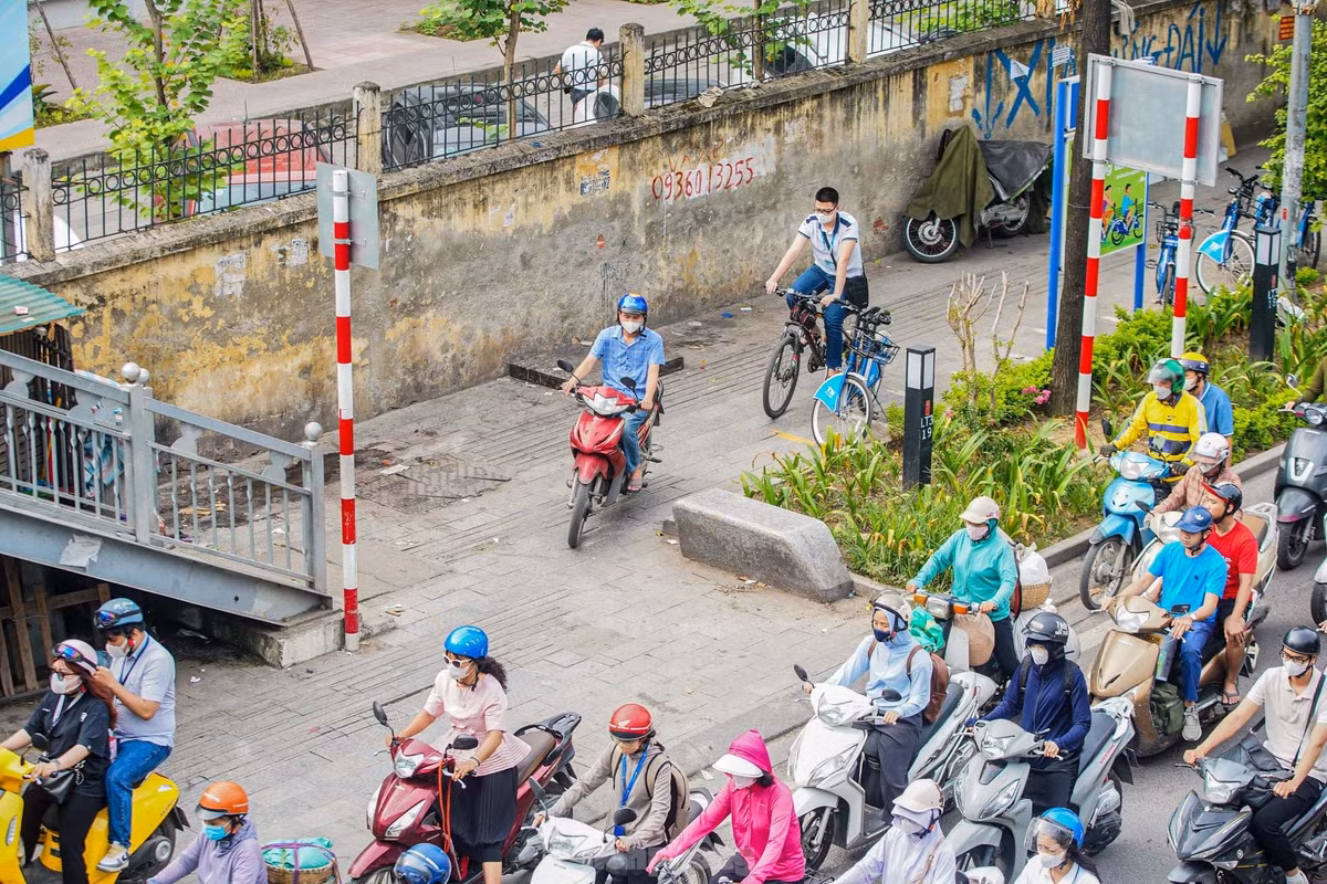 Nhiều phương tiện xe máy leo lên vỉa hè tìm lối thoát, bất chấp mức phạt cao.