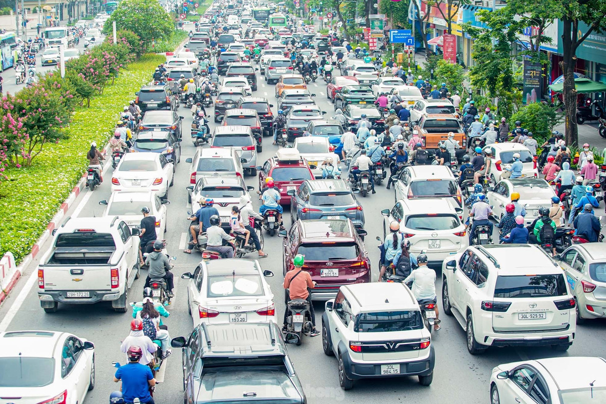 Tình trạng tương tự diễn ra tại các điểm, nút giao trên đường Nguyễn Chí Thanh.