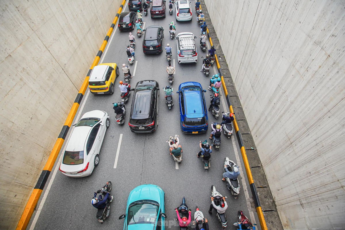 Ô tô dàn ngang các làn khiến xe máy di chuyển rất khó khăn.