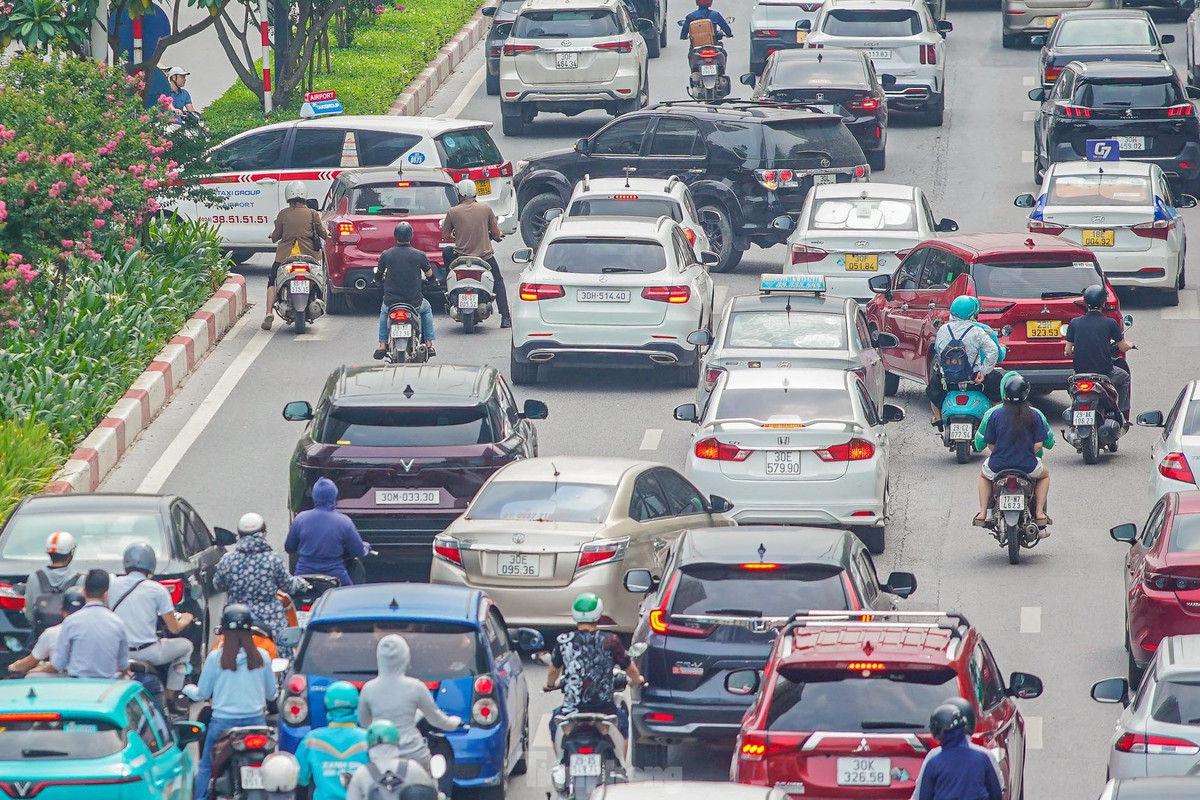 Ô tô cắt ngang đường, tạt đầu nhiều phương tiện để quay đầu xe.