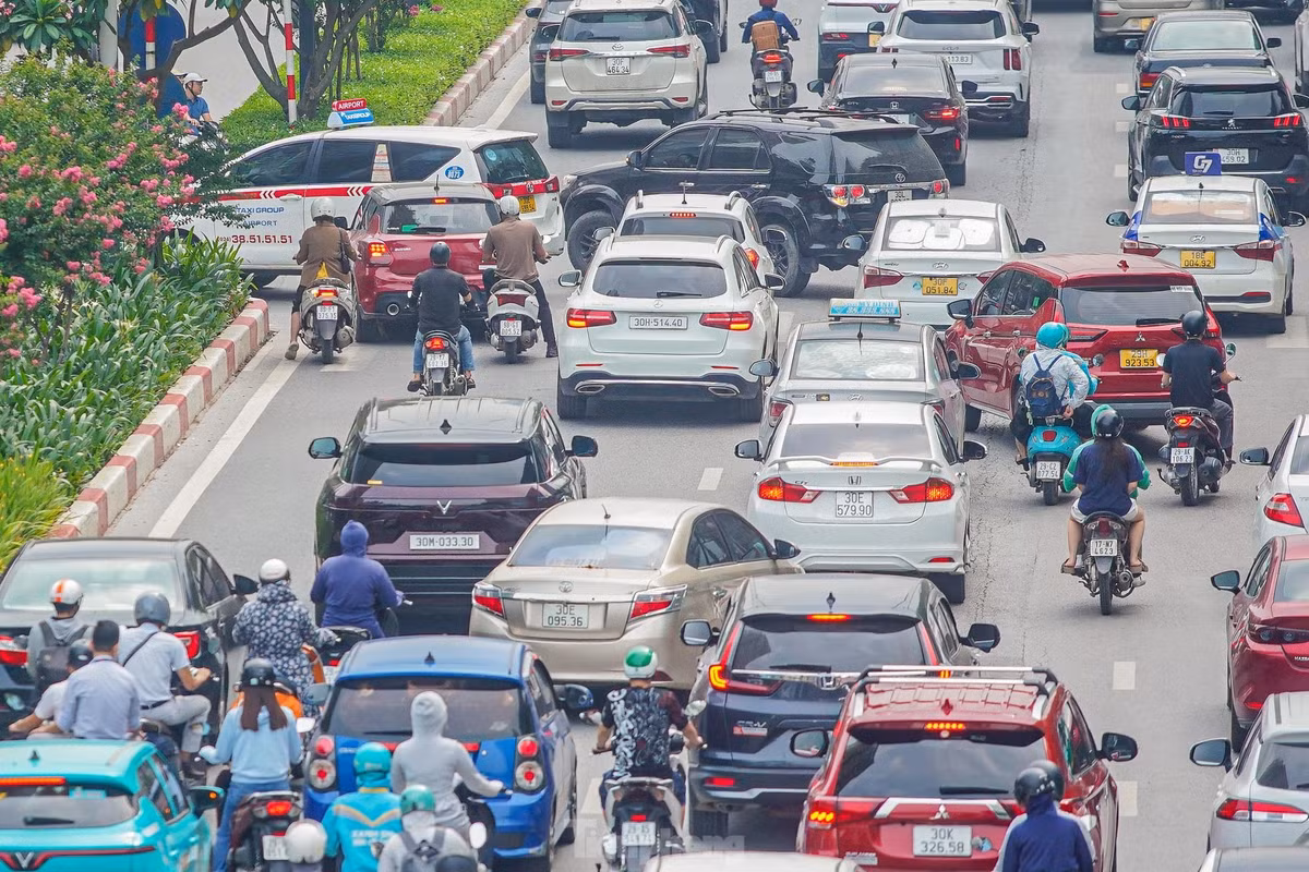 Ô tô cắt ngang đường, tạt đầu nhiều phương tiện để quay đầu xe.