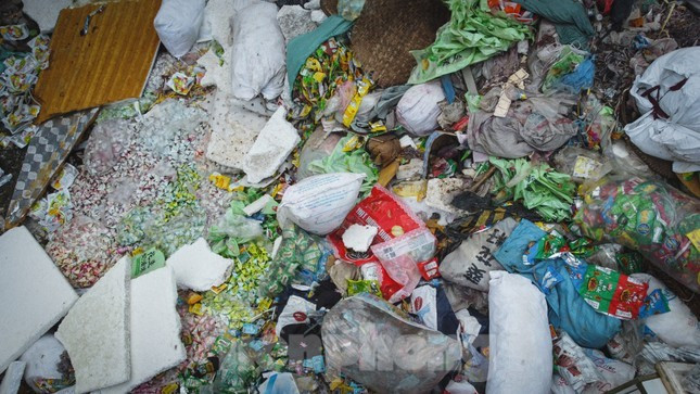 Bánh kẹo đủ các loại mẫu mã bị vứt tại bãi rác đa phần là hàng đã hết hạn.