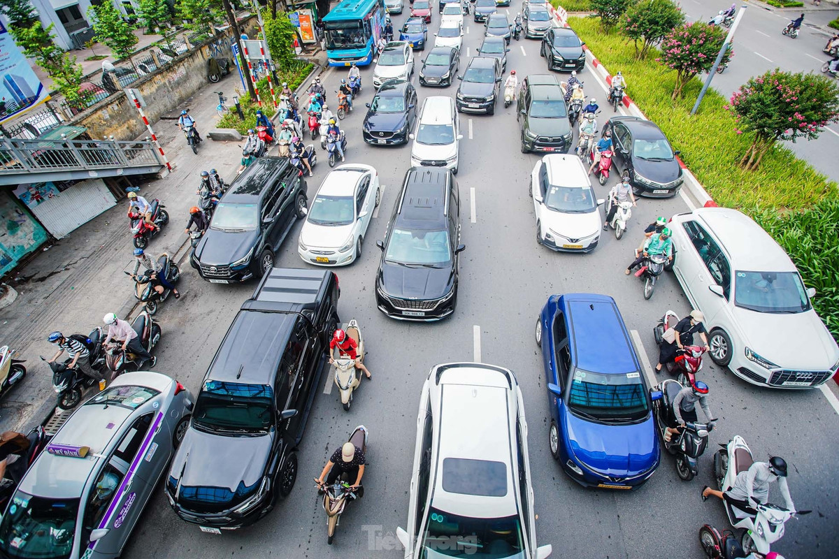 "Nên có những biện pháp để phân làn cho ô tô, và xe máy phù hợp, tại các nút giao, điểm quay đầu xe để tránh tình trạng lấn làn, ùn tắc cục bộ", anh Công (Đống Đa, Hà Nội) chia sẻ.