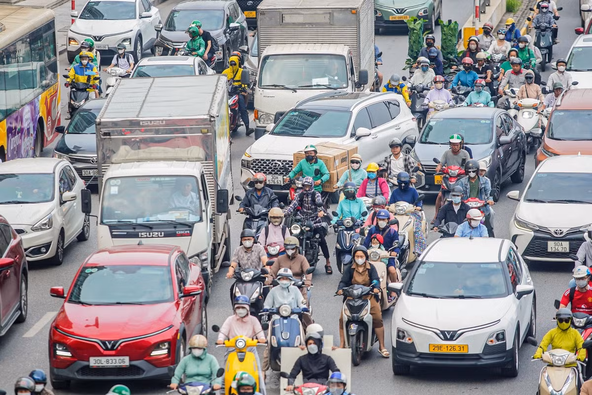 "Hàng ngày đi làm qua đây rất là mệt mỏi, mặc dù đường rộng nhưng ngày nào cũng tắc, ô tô cắt ngang, cắt dọc, lấn làn, nhiều lúc đi xe máy không biết đi vào đâu", anh N.V.Tiến (Hoài Đức, Hà Nội) thường xuyên đi làm qua khu vực Trần Duy Hưng - Nguyễn Chí Thanh bức xúc.