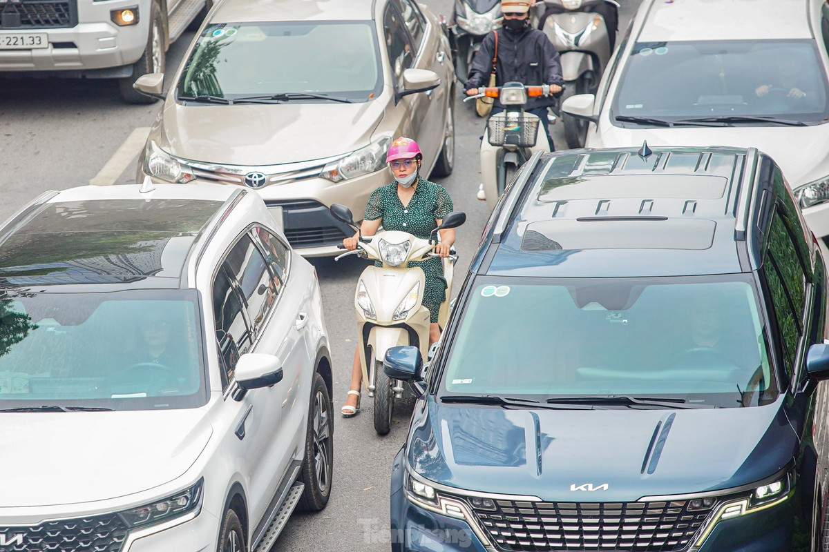 Lý giải về việc nguyên nhân gây ra ùn tắc tại nút giao này, Đội CSGT số 3, Phòng CSGT Hà Nội cho biết điểm quay đầu được bố trí quá gần vị trí đèn đỏ, dẫn đến xe đi thẳng dừng lại đã "bịt" toàn bộ làn xe muốn quay đầu. Thực tế này dẫn đến tình trạng giao thông ùn tắc, chỉ có một số xe máy len qua các dòng xe ô tô dừng đỗ chờ đèn đỏ để quay đầu.