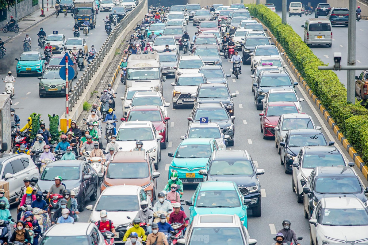 Tuyến đường Trần Duy Hưng còn xảy ra tình trạng ô tô phủ kín tất cả các làn đường, khiến xe máy không còn chỗ di chuyển khiến giao thông trở nên hỗn loạn, ùn tắc cục bộ.