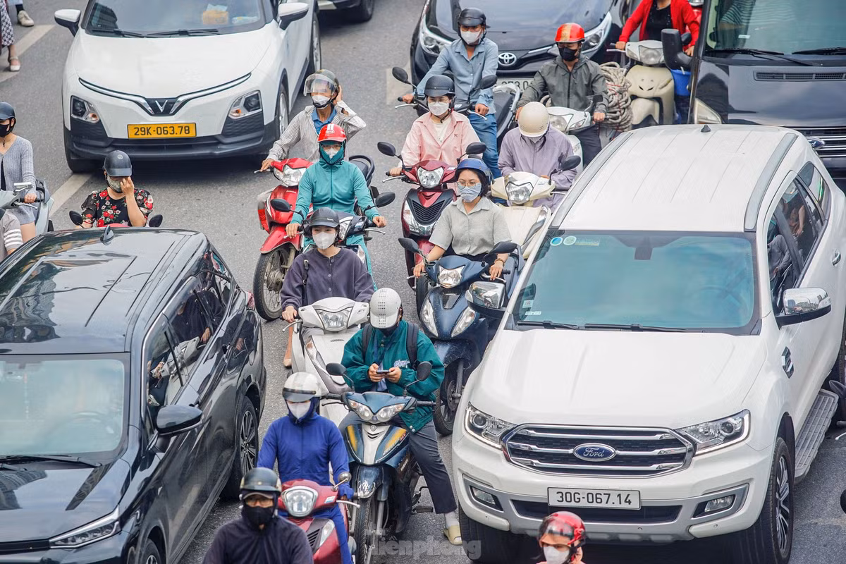 Dòng xe máy bị các loại xe ô tô "ép" đường.