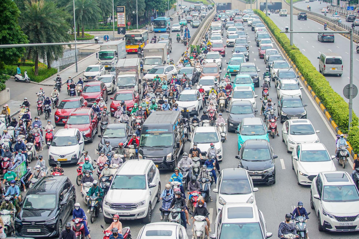 Tuyến đường Trần Duy Hưng - Nguyễn Chí Thanh là một trong những trục chính giao thông, cửa ngõ phía Tây của Thủ đô, kết nối đường Vành đai 1-2-3, Đại lộ Thăng Long....