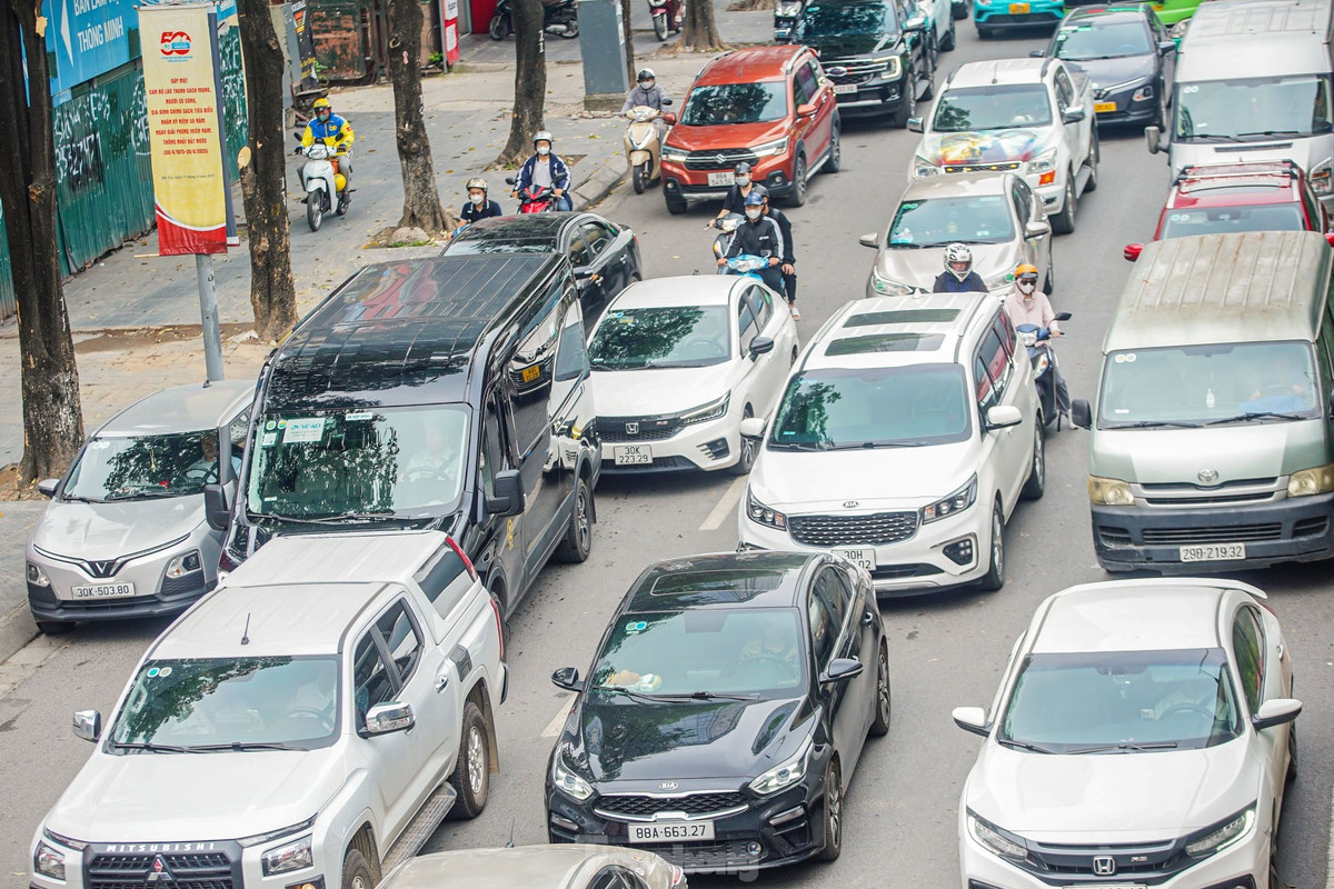 Khu vực đường rộng ba làn xe, tuy nhiên ô tô dàn hàng 4-5 trên đường không chừa lối đi xe máy.