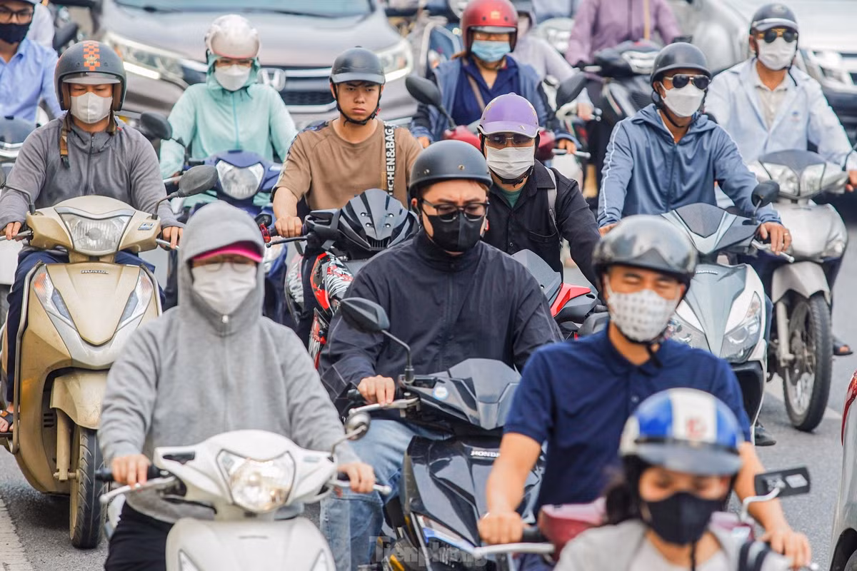 Người điều khiển xe máy mệt mỏi khi nhích từng bước sau các làn xe ô tô.