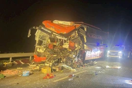Xe khách tông xe tải trên cao tốc, 11 người thương vong