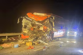 Xe khách tông xe tải trên cao tốc, 11 người thương vong