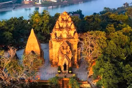 Tháp Bà Ponagar, kiến trúc Chăm cổ xây từ thế kỷ VIII–XIII. Ảnh: S.T