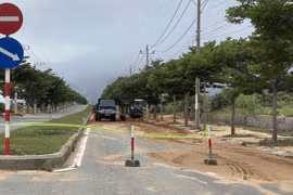 Khánh Hòa: Cát tràn dày đường Mũi Dinh – Cà Ná sau mưa lớn