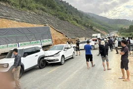 Va chạm liên hoàn 11 ô tô hư hỏng nặng trên cao tốc La Sơn - Túy Loan 