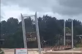 Lâm Đồng: Nước lũ sông Đa Nhim cuốn trôi cầu treo Phú Thiện dài 100m