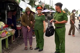 "Nữ quái" chuyên cướp giật vé số của trẻ em, người tàn tật sa lưới