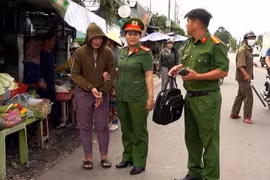 "Nữ quái" chuyên cướp giật vé số của trẻ em, người tàn tật sa lưới