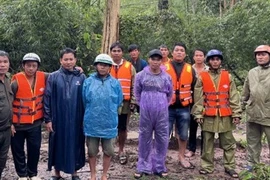 Giải cứu thành công 6 thành viên đoàn khảo sát mắc kẹt trong lũ ở Lâm Đồng