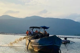 Đang bơm hút cát trái phép, bị công an tóm gọn