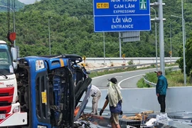 Tai nạn trên đường dẫn cao tốc Cam Lâm – Nha Trang, tài xế và phụ xe tử vong