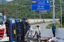Tai nạn trên đường dẫn cao tốc Cam Lâm – Nha Trang, tài xế và phụ xe tử vong