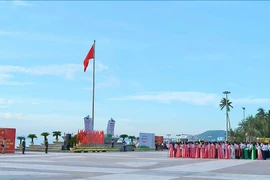 Khánh Hòa đồng loạt chào cờ, khởi động mô hình mới