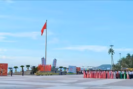 Khánh Hòa đồng loạt chào cờ, khởi động mô hình mới